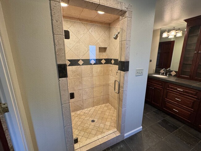 Building Photo - 255 Circle Dr