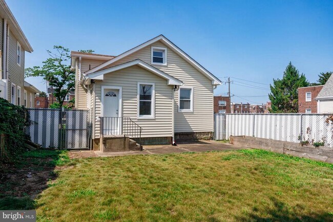 Building Photo - 1213 Friendship St