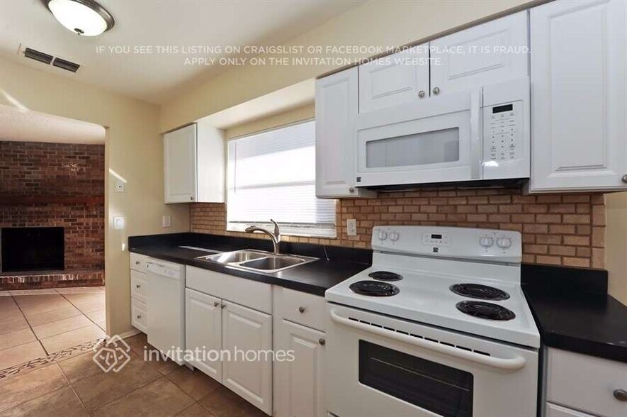 Building Photo - 1830 E Oakwood Loop