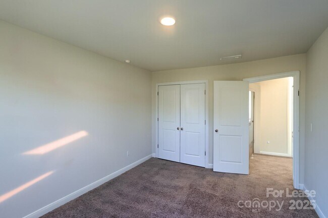Building Photo - 221 Emmett Dr