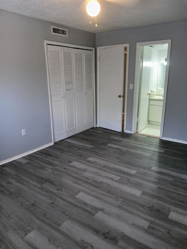 Building Photo - Grove Park Condo