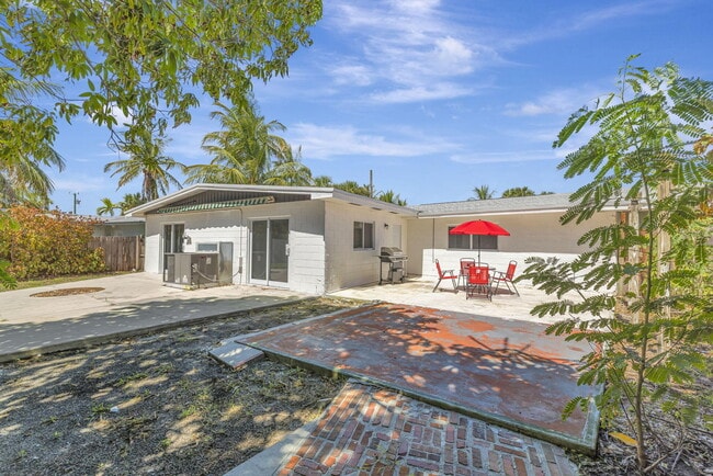 Building Photo - 1911 Cypress Ave