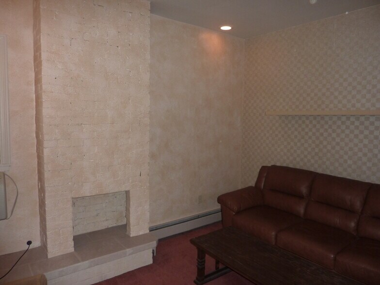 Building Photo - 745 S Millvale Ave