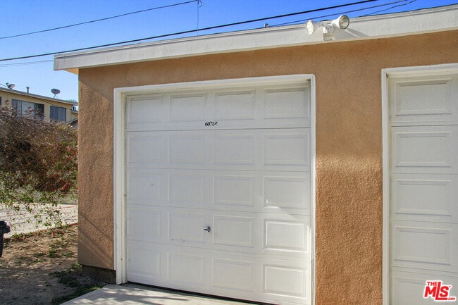 Building Photo - 6071 1/2 Pickford St