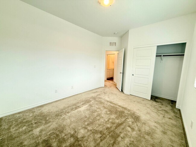 Building Photo - Gorgeous Home waiting for you!