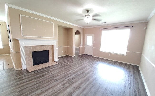 Building Photo - 25047 Lenora Dr