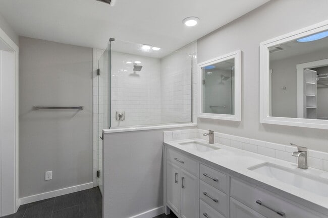 Building Photo - Spectacular View - 3bd/2ba - Custom Remodel - Group and Pet Friendly