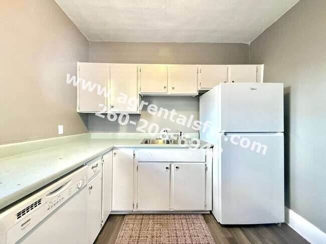 Building Photo - 3 Bedroom House