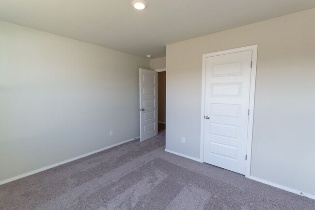 Building Photo - BRAND NEW! 4 Bed 2 Bath Home in Newcastle!