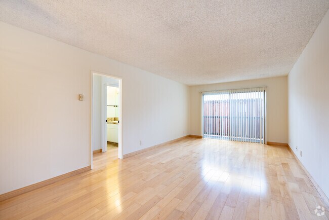 2BR, 1.5BA - 1000SF - 533 Ashland