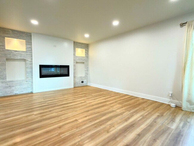 Building Photo - 1021 E Millbert Ave