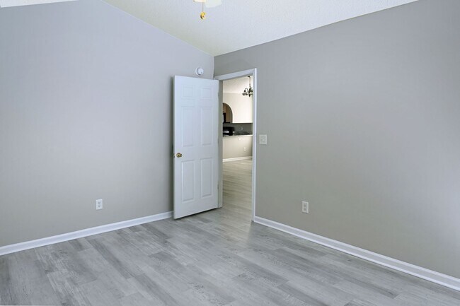 Building Photo - Charming 3BR Ranch in Osprey Woods – Screened Porch & Vaulted Ceilings