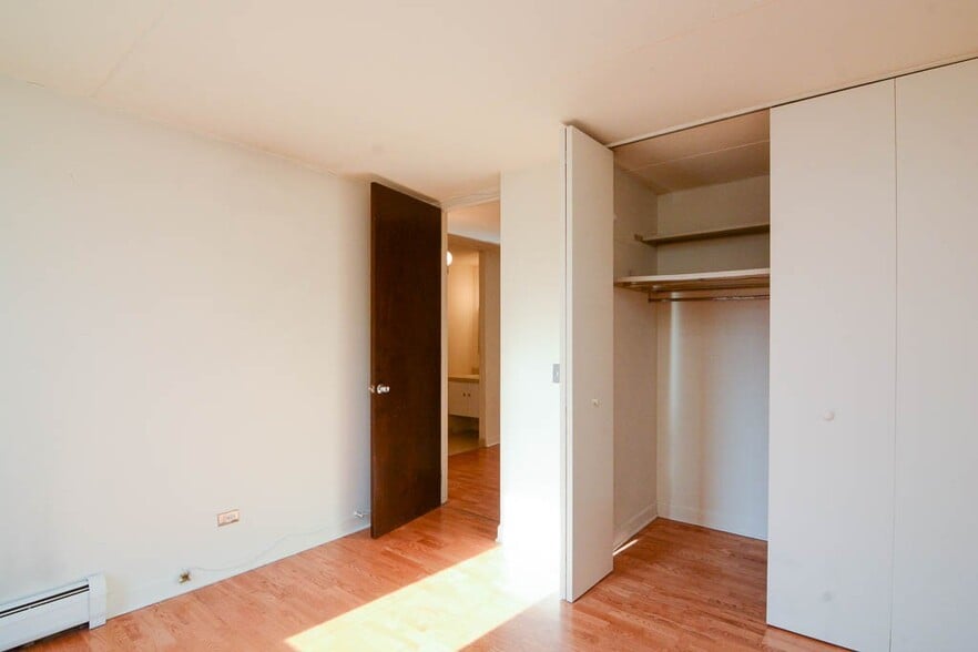 Building Photo - 622 W Wellington Ave