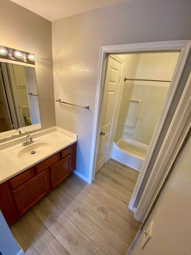 Building Photo - Spacious Two Bedroom Two Bath Condo in Tempe