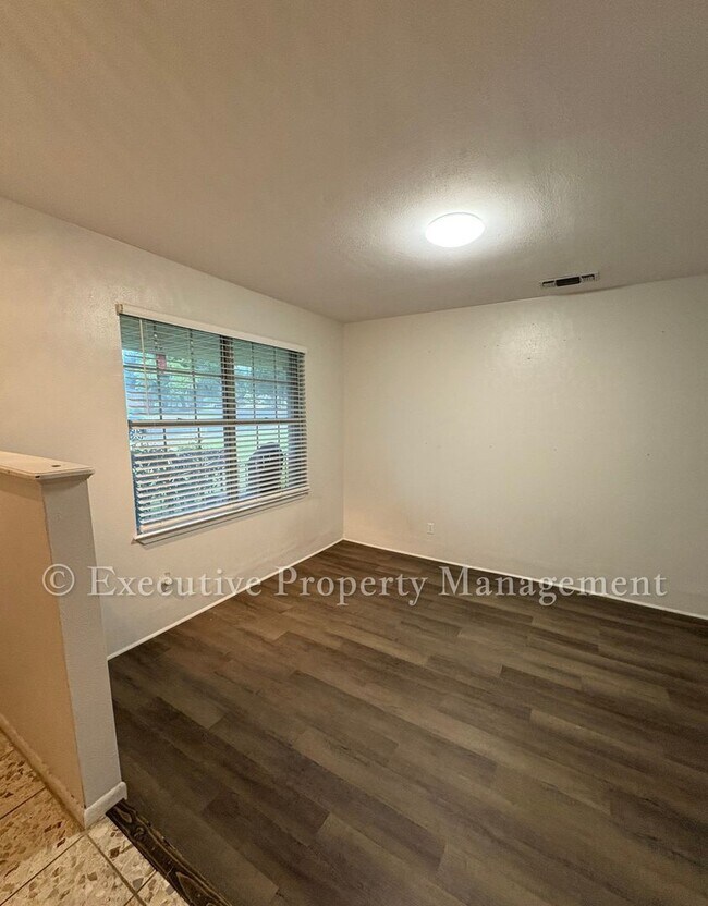 Building Photo - 410 Jeffrey