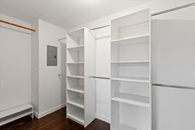 Building Photo - 559 W Surf St
