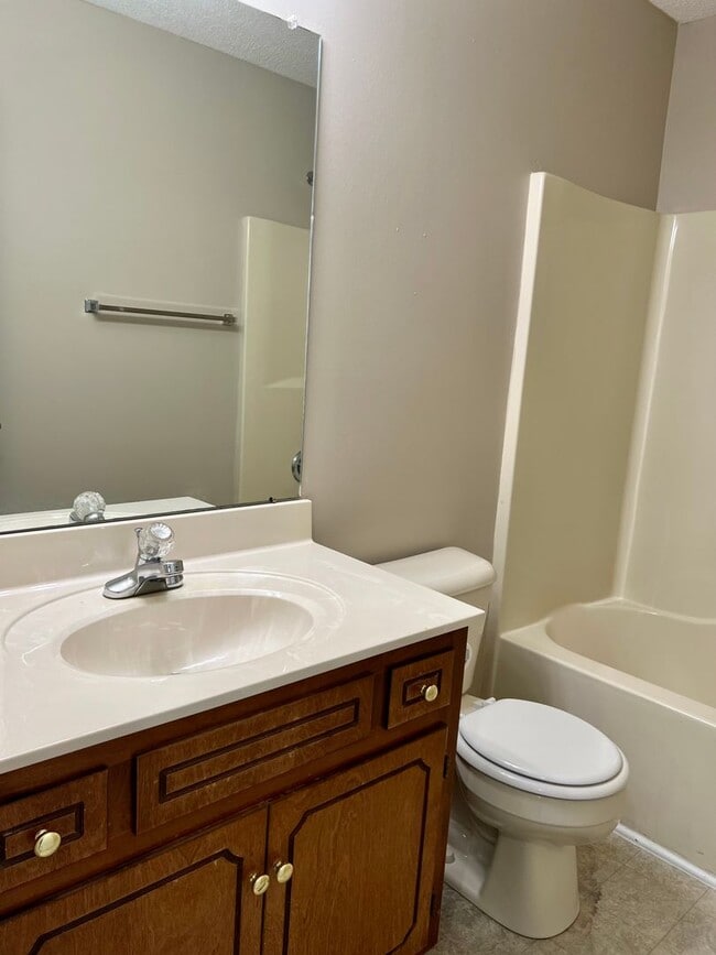 Building Photo - AVAILABLE NOW! 3 Bedroom Home Available of...