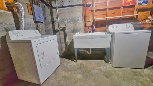 Building Photo - Charming 2 Bedroom 1 bath Brick Duplex in Rainier Ave S.