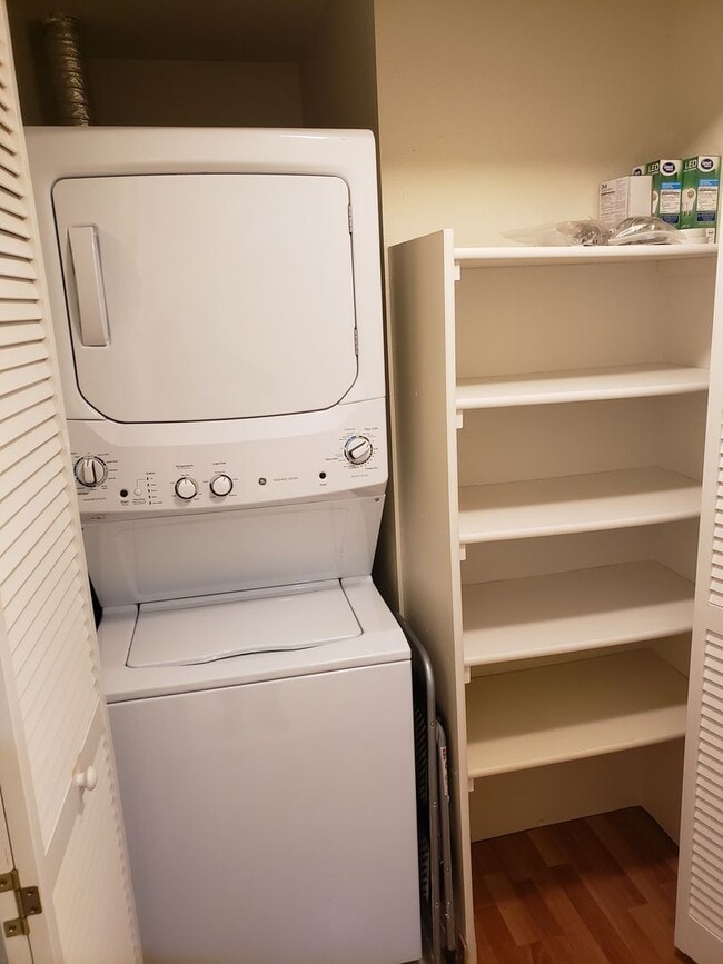 Building Photo - 1 Bedroom 1 Bath Condo with 1 Carport Park...