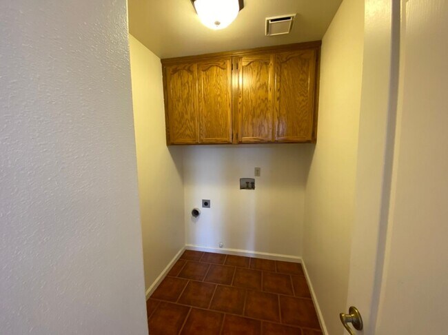 Building Photo - Single story located on a court!