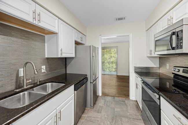 Building Photo - 115 Country Club Dr