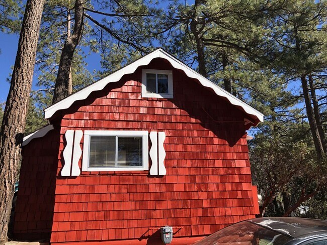 Building Photo - Loft Cabin Newly Remodeled