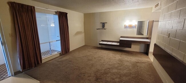 Building Photo - 112 E Cherry St