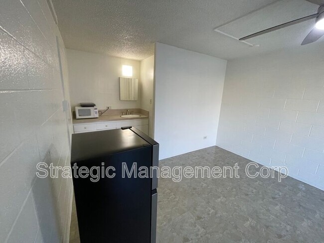 Building Photo - 1301 Lusitana St