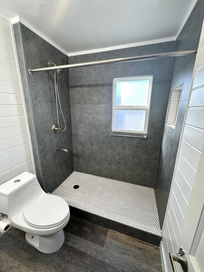 Building Photo - 1st Month Rent Free!  Charming & Modern 2-...