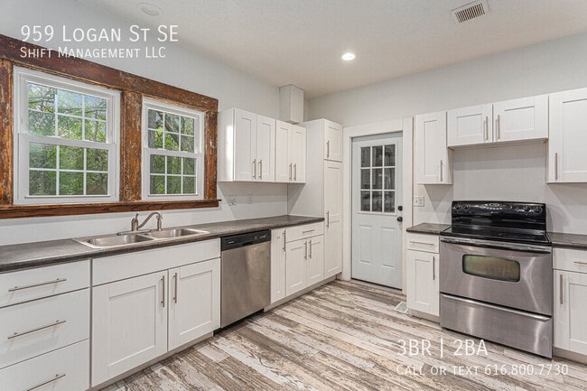 Building Photo - 959 Logan St SE