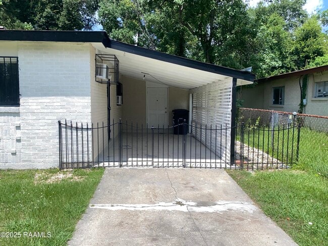 Building Photo - 12355 Palmyra Dr
