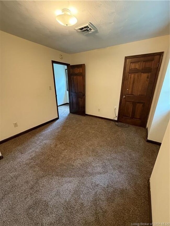 Building Photo - Golf course views in Floyds Knobs!