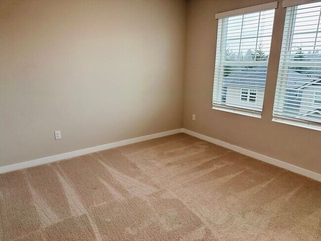 Building Photo - Newer 3-Story 3 Bedroom DR Horton Home in ...