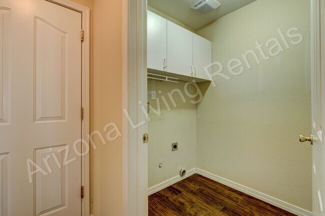 Building Photo - SOUTHSIDE HOME WITH LARGE FENCED BACKYARD