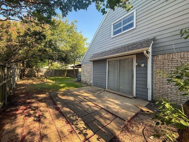Building Photo - 612-614 Towne House Ln