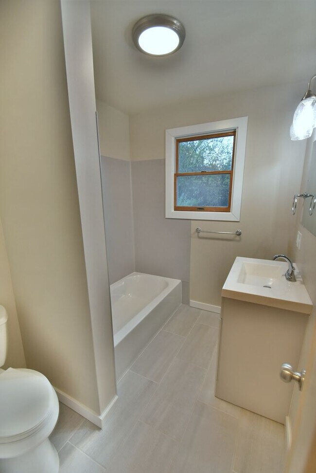 Building Photo - 2Bd/1Ba Lake Forest Park Home