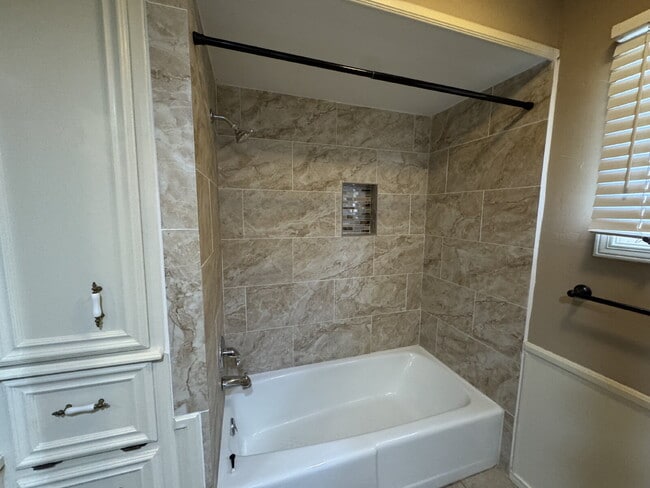 Building Photo - "Spacious 3-Bedroom with 2 Full Baths in P...