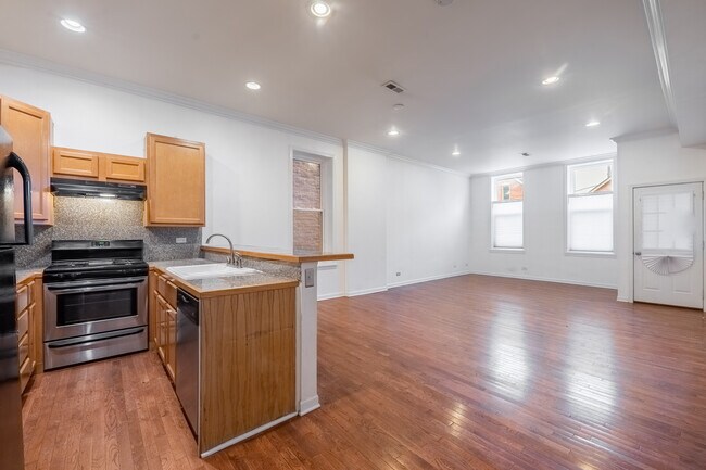 Building Photo - 910 W 19th Pl