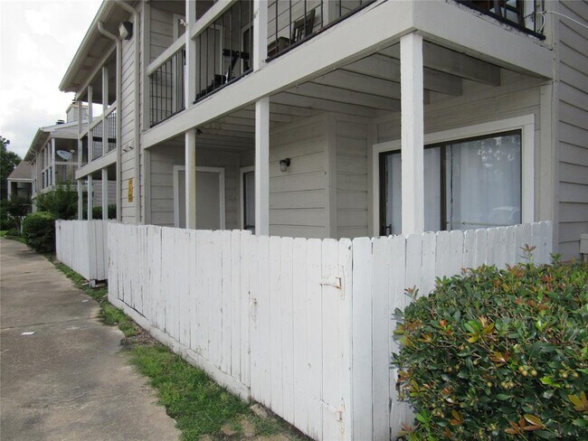 Building Photo - 17331 Red Oak Dr