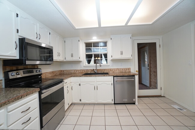 Building Photo - 2569 Camden Ln