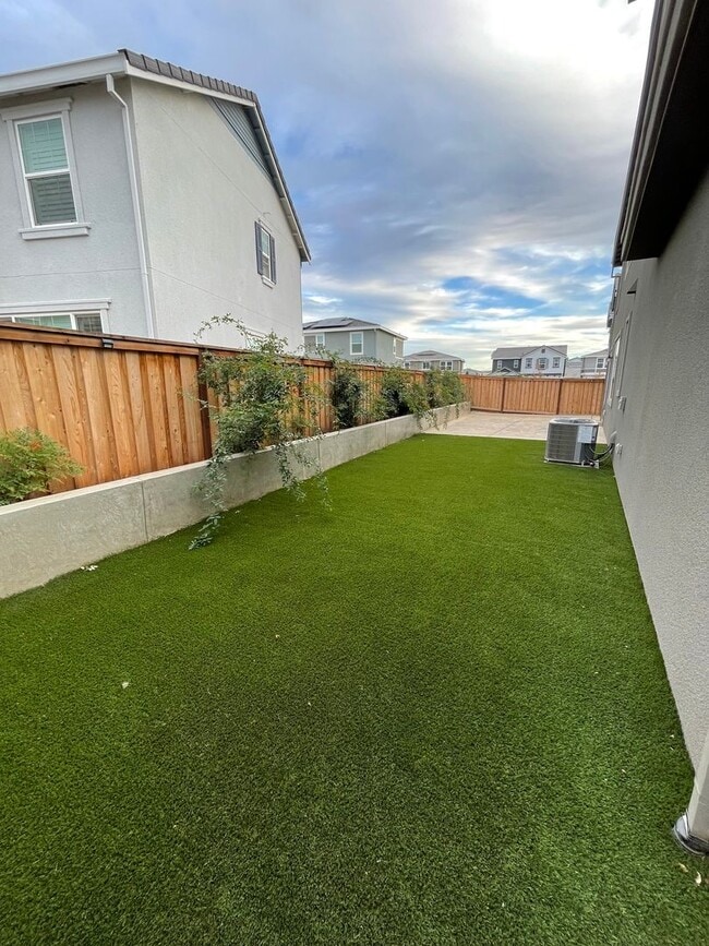 Building Photo - Beautiful new home with open floor plan av...