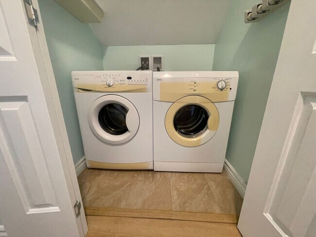 Building Photo - Beach-Close in Huntington Beach 1 Bedroom