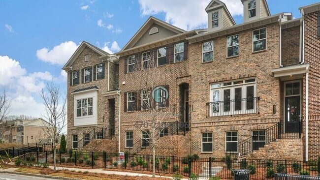 Building Photo - A beautifully designed townhome in the heart of Dunwoody