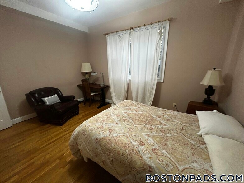 Building Photo - 74 Georgia St