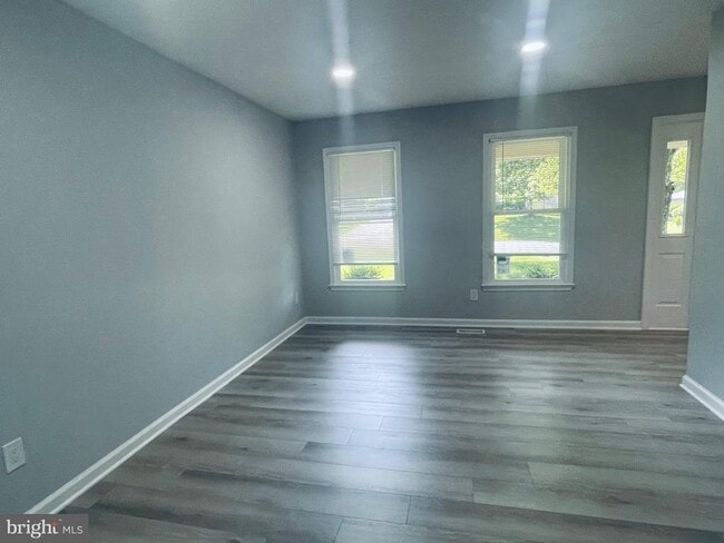 Building Photo - 1129 Edward Dr