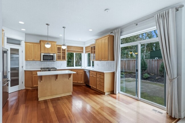 Building Photo - Beautiful 3 Bedroom/2.5 Lake Oswego