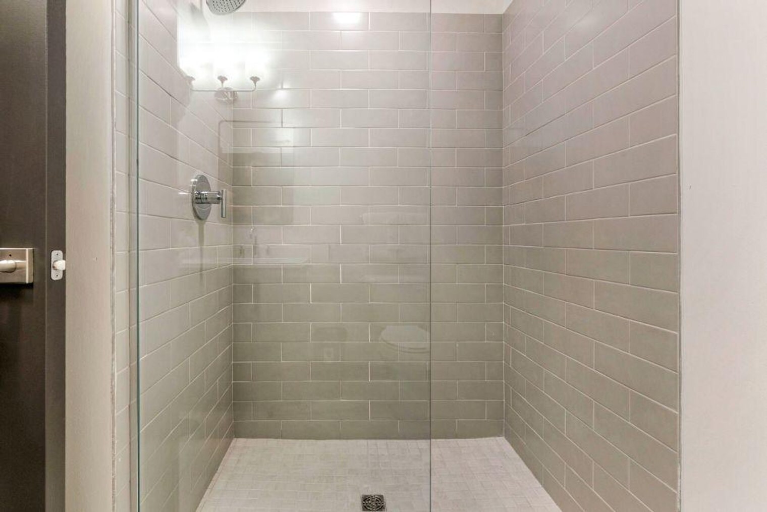 Building Photo - 611 Commerce St