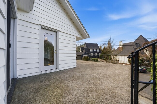 Building Photo - Three bedroom and Two Bathroom home in Portland Heights! Gourmet Kitchen and incredible natural L...