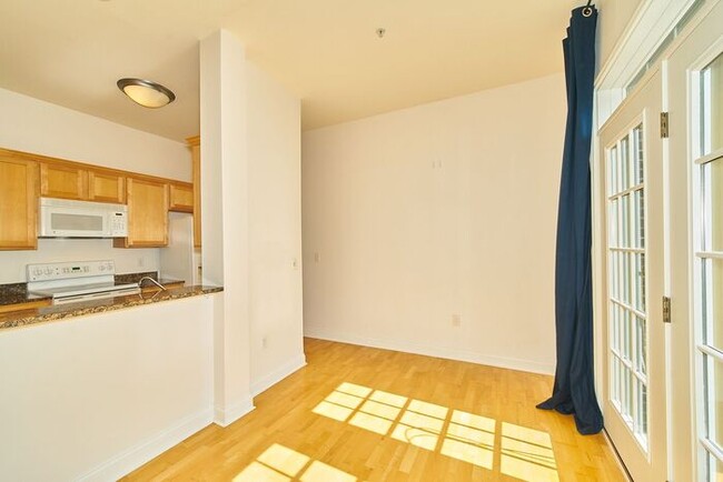 Building Photo - Sweet 1 Bedroom Condo in the Heart of Down...