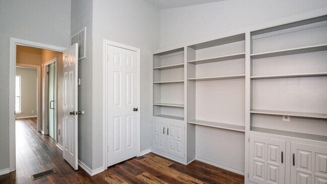 Building Photo - 5809 Hollytree-
